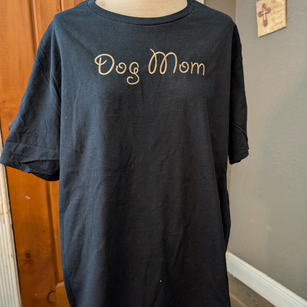 Fruit of the Loom Black Tee with 'Dog Mom' Design